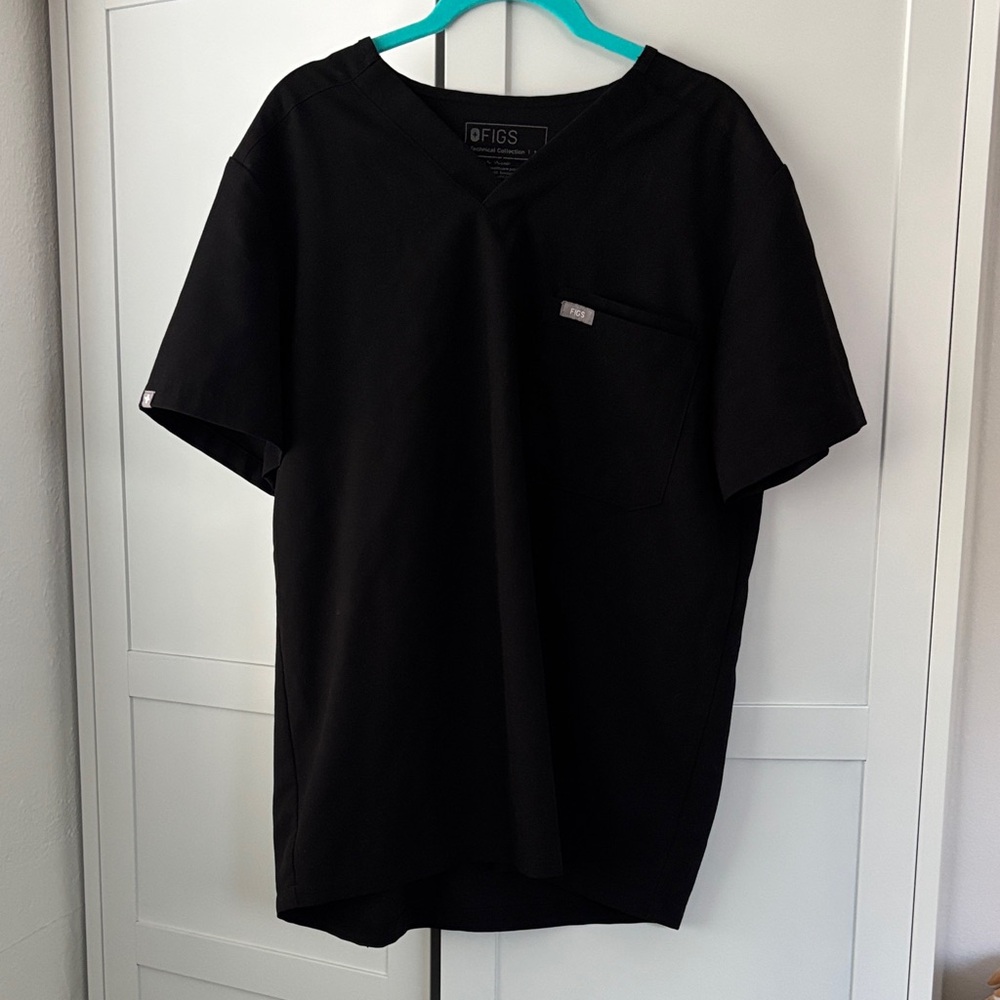 Figs Men’s Black Three Pocket Scrub Top